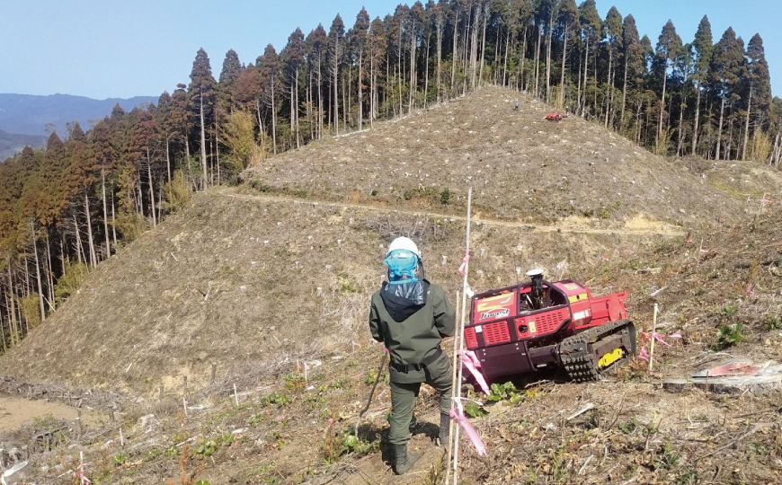 先進的林産地の宮崎県でキャニコムのラジコン式草刈機実証