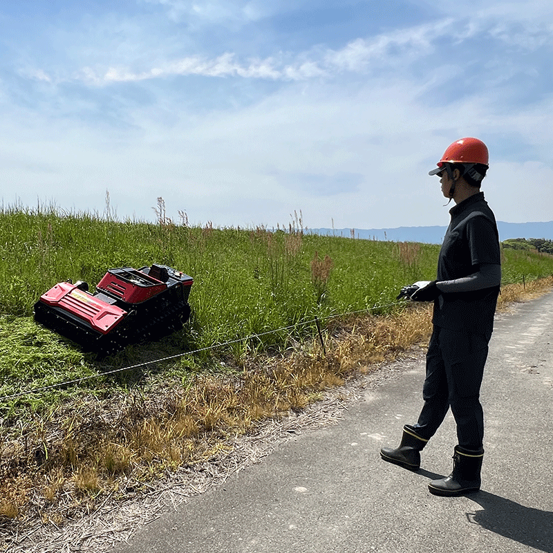 ラジコン式草刈機 河川敷